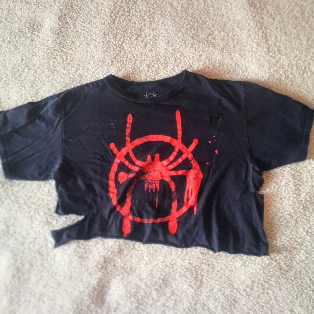 Hot Topic Women’s Black and Red Crop Top